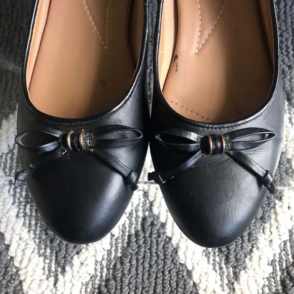 Clarks Artisan Black Leather Ballet Flats Womens Size US 8 UK 5.5 Bow Detail EUC - Picture 3 of 8